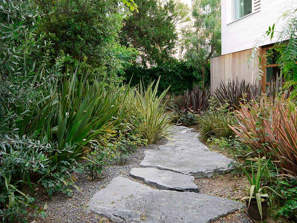 Camino entre vegetación en un jardín en Sarrià, Barcelona