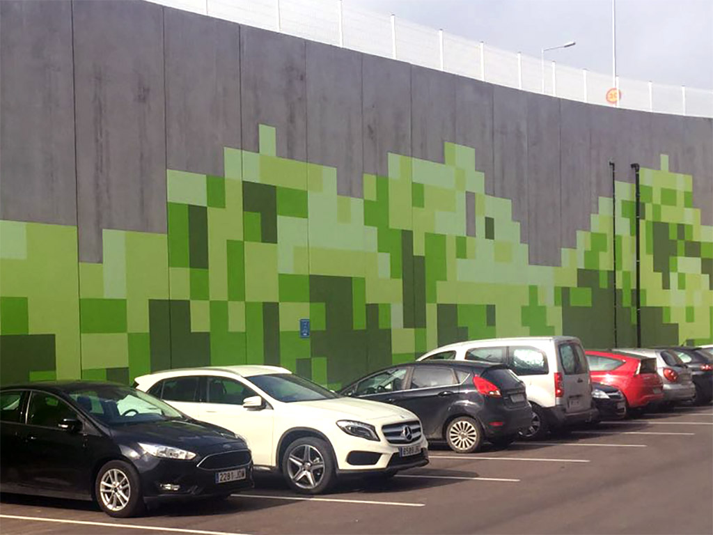 pixel green art para el parking de la planta Decathlon, Martorell