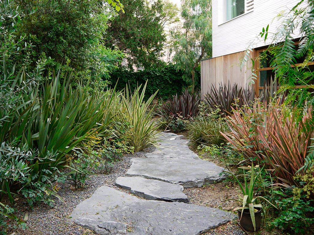 Camino entre vegetación en un jardín en Sarrià, Barcelona