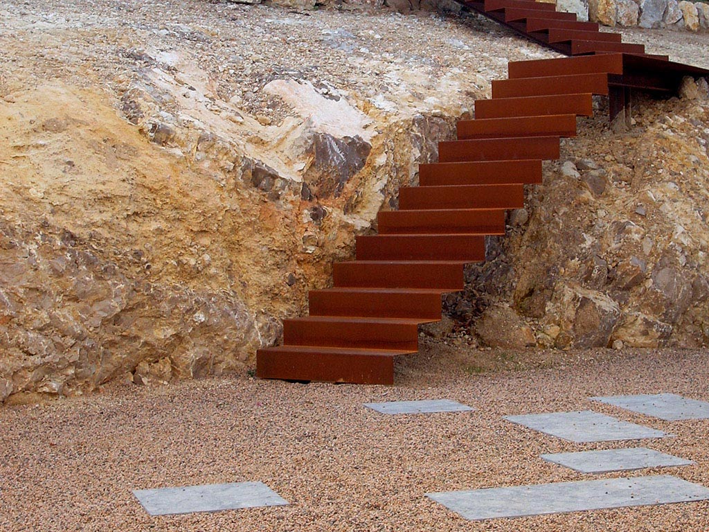 Escalera de acero cor-ten en un jardín en Sitges